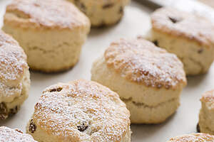 Scones opskrift: Bag skønne og luftige scones på kun 30 minutter. Perfekt til britisk afternoon tea.