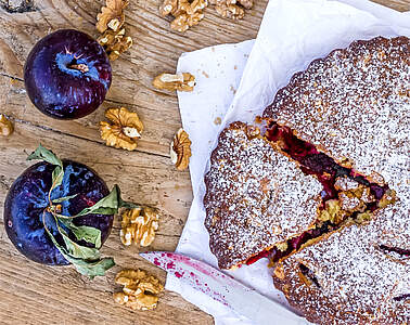 Blommetærte med et dejlåg, der smelter på tungen – den perfekte dessert til august.