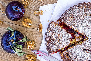 Blommetærte med et dejlåg, der smelter på tungen – den perfekte dessert til august.