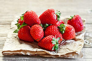 Kreative jordbær opskrifter til sommeren, nye måder at nyde friske bær, fra salater til desserter