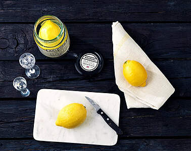 Lav den bedste citronsnaps til krebsegilde. En enkel opskrift med Aalborg Basis Snaps.